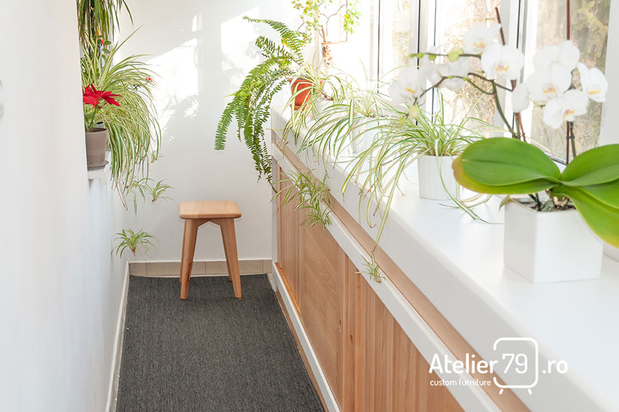 Mobilier pentru balcon realizat la comanda din lemn masiv si MDF vopsit alb