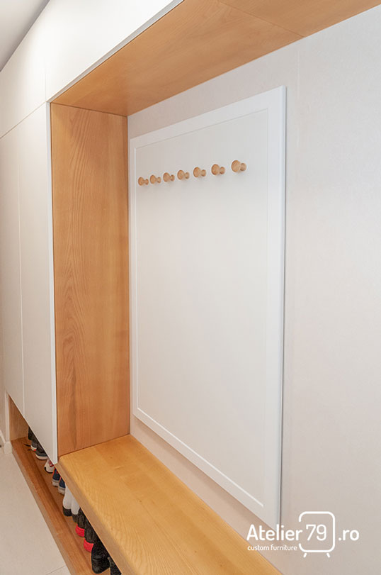 Mobilier hol realizat la comanda din lemn masiv de stejar si MDF alb.