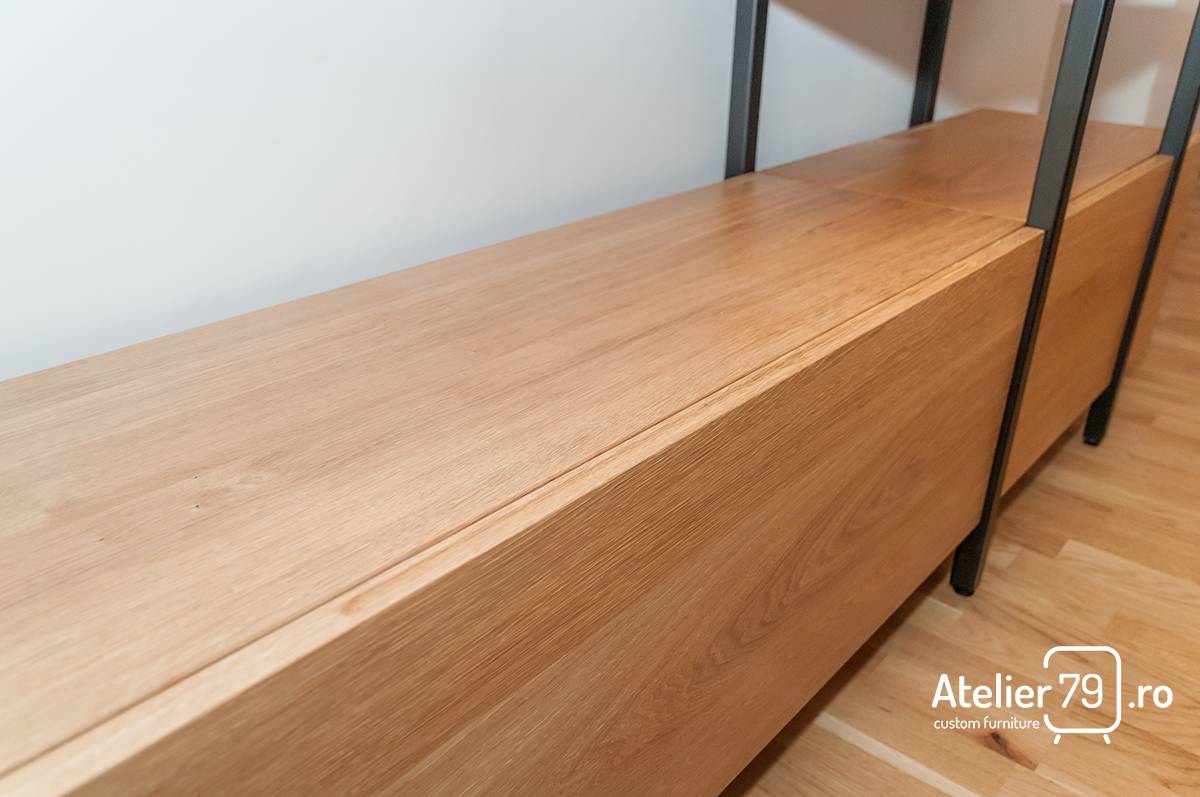 biblioteca din lemn masiv de stejar.