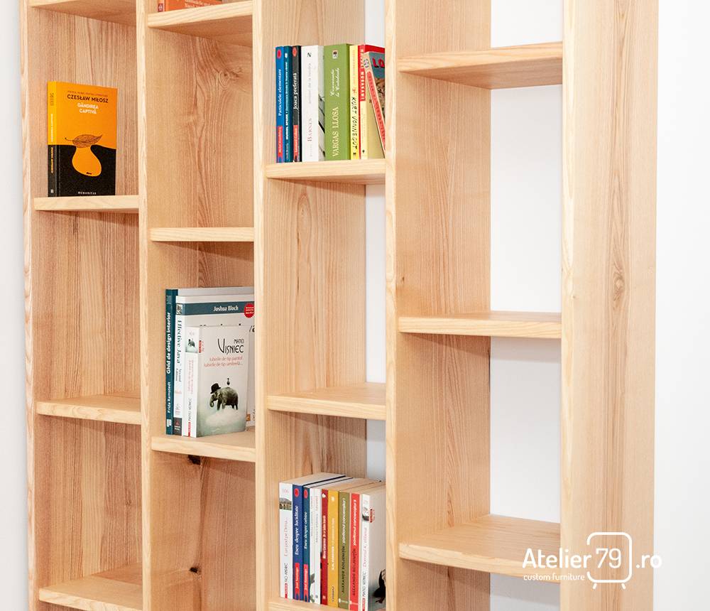 biblioteca din lemn masiv.