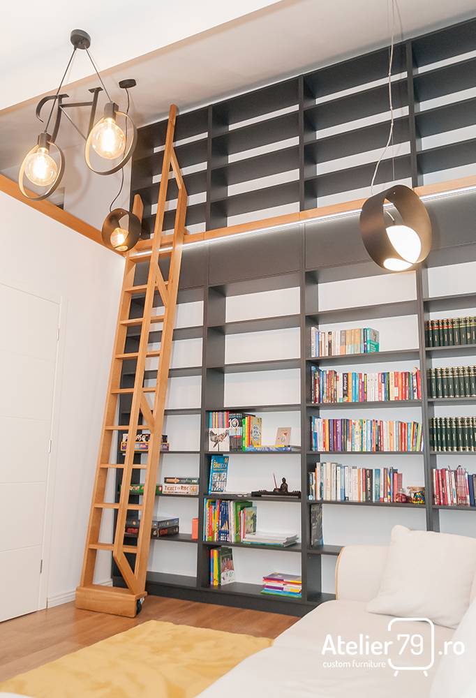 Biblioteca inalta cu scara din lemn masiv de stejar.