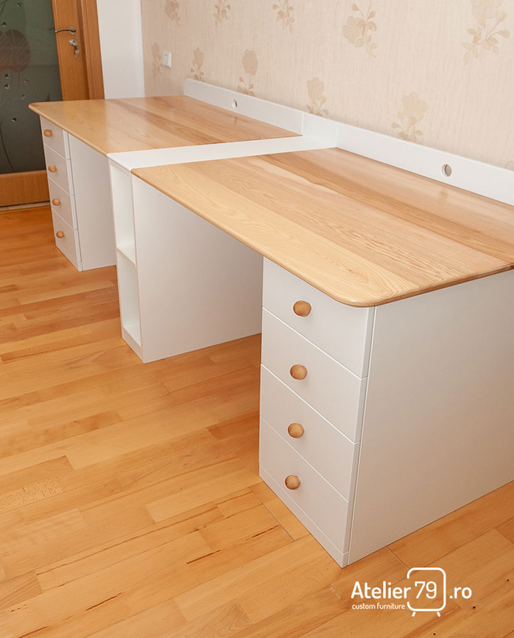 birou dublu pentru copii realizat din lemn masiv si MDF vopsit.