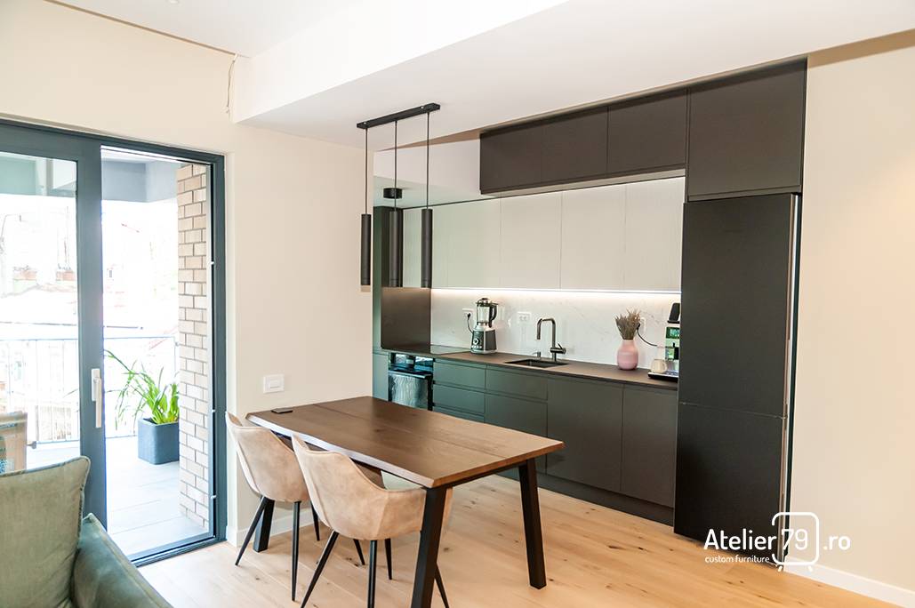 Mobila bucatarie MDF vopsit gri mat, blat compozit, feronerie premium Blum.