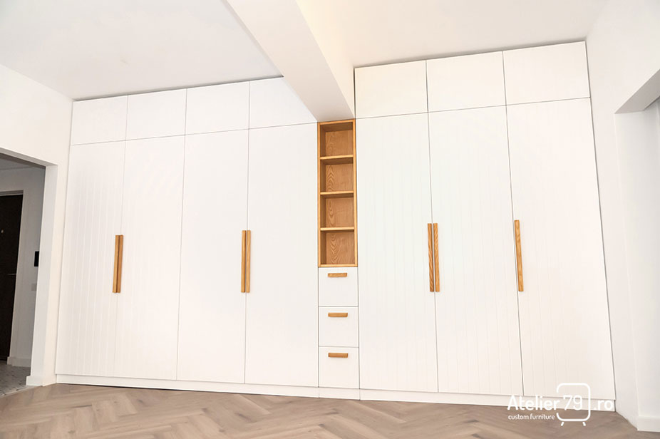 Mobilier living realizat la comanda. Dulap de depozitare din lemn masiv de stejar si MDF vopsit alb.